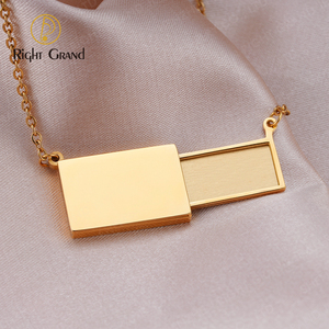 Nouveautés 2021 Collier en acier inoxydable gravé avec une lettre Collier à médaillon souvenir enveloppe plaqué or personnalisé - Product Image 2