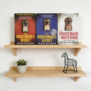 La cameriera: serie completa di 3 <span class=keywords><strong>libri</strong></span> di Freida McFadden. <span class=keywords><strong>Classici</strong></span> thriller psicologici definitivi, bestseller virali - Product Image 4