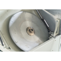 Brazo oscilante de alimentación 45 °   90 °   Máquina de Corte de Doble Cabezal para Perfiles de Aluminio y UPVC