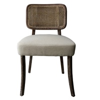 Chaise d'appoint confortable en bois de chêne rembourrée avec dossier en rotin et coussin pour salle à manger ou salon