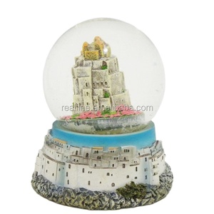 Souvenirs touristiques d'<span class=keywords><strong>Italie</strong></span> <span class=keywords><strong>Ostuni</strong></span> faits sur mesure en gros Globe à neige en verre résine pour cadeaux promotionnels - Product Image 1