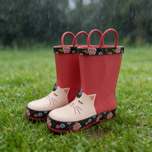 Stivali da pioggia per bambini in gomma rossa impermeabile con stampa di gatti dei cartoni animati dal design classico. - Product Image 5