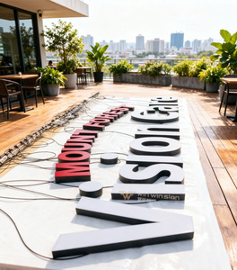 Lettres lumineuses en acrylique <span class=keywords><strong>rouge</strong></span> <span class=keywords><strong>et</strong></span> <span class=keywords><strong>blanc</strong></span> exquises, enseignes décoratives suspendues personnalisées <span class=keywords><strong>de</strong></span> qualité supérieure pour les devantures <span class=keywords><strong>de</strong></span> magasins - Product Image 1