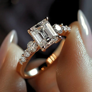 Anello con Diamante Taglio Smeraldo T0960, Colore D Naturale, Oro Giallo, Anello di Fidanzamento da Donna con Diamanti Laterali - Product Image 2