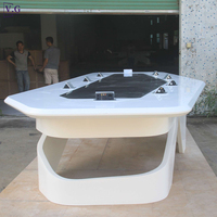 Grande table de conférence blanche en surface solide de forme polygonale avec prise de courant escamotable