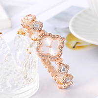 Nouvelle montre-bracelet décontractée pour femme, style trèfle à quatre feuilles, gravée de diamants, cadeau de luxe pour femme