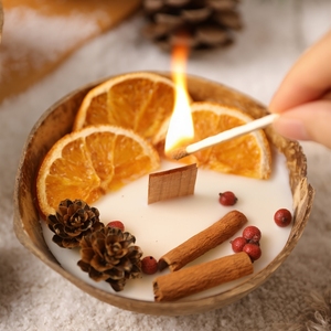 Velas Aromáticas Personalizadas en Cuencos de Coco, Decoración para el Hogar, Velas Perfumadas Hechas a Mano con Cera de Soya y Flores Secas - Product Image 5