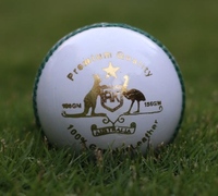 Balles de cricket en cuir blanc faites à la main AK International 156g Ensemble de 4 pièces Fabriqué au Pakistan Modèle AKW0023