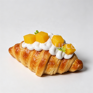 Modèle réaliste de croissant à la crème de mangue, pâtisserie artificielle, pain feuilleté, crème fouettée, garniture aux fruits, pour la démonstration en café et la formation en cuisine, modèle alimentaire frais - Product Image 2