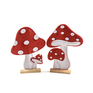 Décoration champignons en feutre sur base en bois 17x3cm H 22cm assorti - Product Image 1