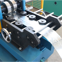 Machine de profilage de profilés métalliques réglables multi-tailles pour la fabrication de charpentes en acier léger avec découpe servo