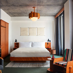 ชุดเฟอร์นิเจอร์โรงแรมระดับไฮเอนด์สไตล์ทรอปิคอล 5 ดาว สำหรับห้องนอนและห้องนั่งเล่นในรีสอร์ท ดีไซน์งานศิลป์จากไม้เนื้อแข็งสั่งทำพิเศษ - Product Image 5