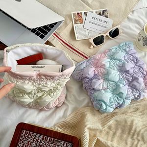 Bong Bóng lưới Cô gái của trái tim trang điểm túi 2025 mới nhăn Túi đám mây công suất lớn chăm sóc da và nhà vệ sinh túi - Product Image 4