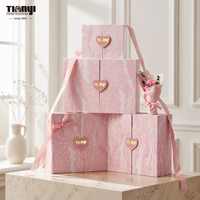 Boîte cadeau magnétique à double porte en marbre rose personnalisée avec fermoir en forme de cœur, boîte d'emballage en carton rigide pour parfum et soins de la peau
