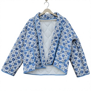 Veste matelassée en coton imprimé à la main pour femme, charmante, avec de magnifiques motifs floraux bleu ciel. - Product Image 1
