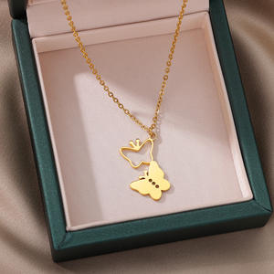 Colgante de mariposas huecas Collares de mariposas de acero inoxidable doble chapado en oro de 18 quilates sin níquel - Product Image 1