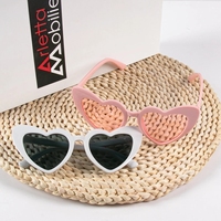 Mode été amour lunettes de soleil en forme de coeur pour les cadeaux de fête femmes hommes filles Vintage oeil de chat Mod Style rétro cadre lunettes