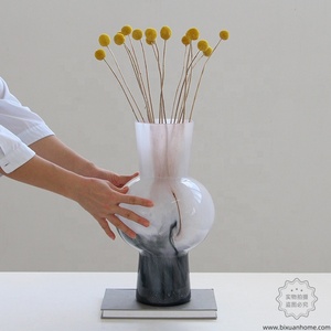 BIXUAN الحديثة إناء الطاولة فموى زجاج دخان أوبلاني أبيض بيج شريط دوار كروي مدخنة البطن طاولة الرقبة - Product Image 1