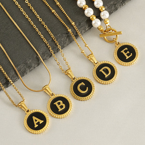 Colgante de disco con borde estampado de 12 mm y letra inicial del alfabeto en esmalte negro |   Acero Inoxidable con Revestimiento PVD de Oro de 18K - Product Image 4