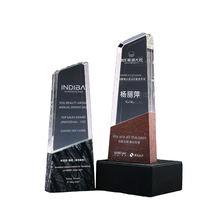 Vente en gros 2025 trophée en marbre élégant disponible personnalisé base de couleur rouge vert foncé noir avec verre de cristal sur le dessus pour la compétition