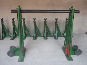 Support de déroulage de câble à roulettes en A, fabriqué à partir de cadres de support robustes thermolaqués jaunes avec axe en acier galvanisé - Product Image 6