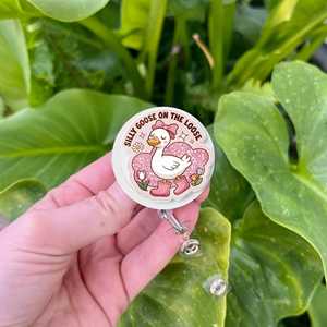 Porte-badge rétractable en acrylique personnalisé OEM/ODM avec perles en silicone, motif Silly Goose, pour infirmière, porte-badge <span class=keywords><strong>de</strong></span> travail amusant - Product Image 5