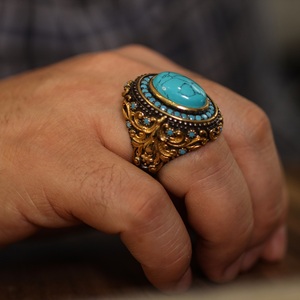 Anillo NUSRET de Plata de Ley 925 Chapado en Oro con Grabado a Mano y Piedra Turquesa, Joyería Turca Modelo WGEYZ1609 - Product Image 3