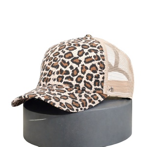 Casquette de camionneur personnalisée en polyester à motif léopard, avec filet, broderie de logo, idéale pour les activités estivales décontractées en extérieur - Product Image 1
