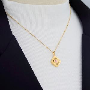 Collier pendentif en acier inoxydable style palais vintage avec diamant rose et gravure creuse en diamant pour anniversaire - Product Image 4