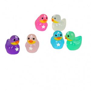 Miniature en plastique 3D en forme de A, canard bébé lumineux, matériau créatif pour pendentif de jeu de sable DIY, nouvelle arrivée, vente en gros - Product Image 3