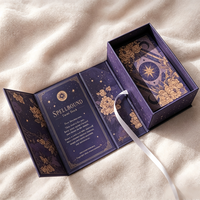 Jeu de cartes de tarot et d'oracle personnalisable KingCards en papier d'art hautement portable avec estampage à chaud personnalisé, incluant un livret et un journal avec bordure dorée