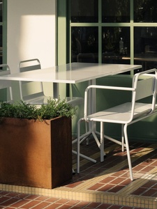 Set da Esterno in Metallo Stile Estetico <span class=keywords><strong>Crema</strong></span>, Tavolo e Sedie Comodi e Durevoli per 4 Persone, Ideale per Terrazze <span class=keywords><strong>di</strong></span> Negozi <span class=keywords><strong>di</strong></span> Tè al Latte - Product Image 5