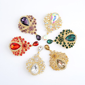 Broche de Cristal para Mujer con Incrustaciones de Diamantes de Alta Gama, Estilo Retro Europeo y Americano, en Rojo, Blanco, Morado y Verde - Product Image 1