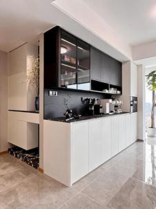 Armoire à vin moderne blanche avec étagères ouvertes en noyer et portes coulissantes en verre pour salle à manger - Product Image 2