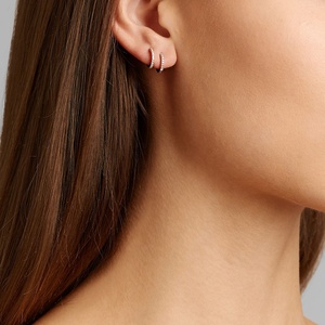 <span class=keywords><strong>Orecchini</strong></span> a <span class=keywords><strong>polsino</strong></span> in argento 925 con cerchio incernierato huggie placcato oro 14k di moda - Product Image 2