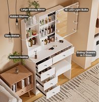 Chambre à coucher de style moderne avec une coiffeuse en bois blanc. Le miroir est équipé de 10 ampoules et de 6 tiroirs.