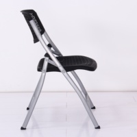 Chaises pliantes en résine blanche modernes et bon marché avec cadres métalliques pour événements et fêtes en plein air