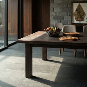 Una mesa de comedor de madera maciza de estilo rústico con borde natural y patas rectas y robustas, la elección perfecta para cualquier comedor. - Product Image 2