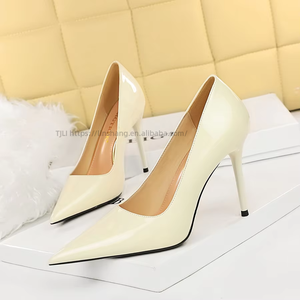 Escarpins rouges en cuir verni pour femmes, à bout pointu et talons aiguilles, pour occasions formelles, mariages, fêtes et bureau, avec confort optimal - Product Image 4