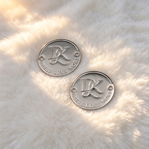 Étiquettes métalliques personnalisées pour vêtements, plaques nominatives en acier inoxydable gravées, étiquettes de marque pour sacs à main, casquettes et accessoires - Product Image 1