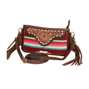 Bolso bandolera de lana hecho a mano con borlas de moda, correa ajustable individual y detalles florales intrincados en cuero. - Product Image 2