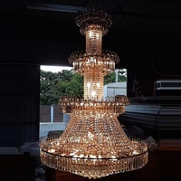 Grand lustre doré en cristal pour hall d'hôtel Empire, idéal pour les projets