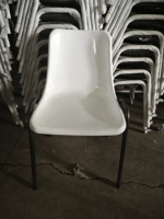 Chaise de salle à manger empilable moderne en plastique PP, pieds noirs thermolaqués, finition brillante, chaise de bureau pour conférence