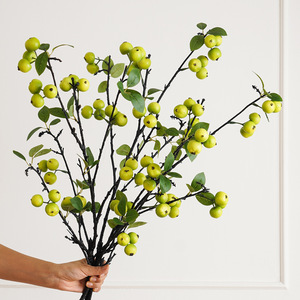 กิ่งแอปเปิ้ลประดิษฐ์พร้อมผลเบอร์รี่สีแดงและใบไม้สีเขียวสำหรับตกแต่งบ้านและใช้เป็นอุปกรณ์ประกอบฉากถ่ายภาพ - Product Image 2