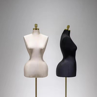 Mannequin féminin demi-corps Pinnacle, modèle sexy BBL, hanches et poitrine généreuses, en fibre de verre, avec support doré, taille curvy