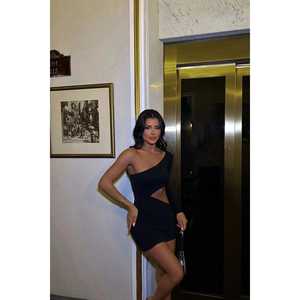 Robe de soirée mini noire à une manche et froncée - Product Image 2