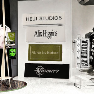 Etiquetas Rectangulares Personalizadas Ecológicas con Impresión por Transferencia de Calor, Corte Ultrasónico y Costura Tipo <span class=keywords><strong>Manhattan</strong></span> para Prendas - Product Image 3