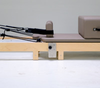 Reformer de Pilates portable en bois avec boîte de rangement et ressorts – Conception compacte idéale pour la maison et les petits studios