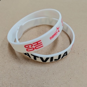 Barato logotipo personalizado caucho deportes grabado en relieve poliéster PVC pulsera logotipo personalizado pulseras de silicona - Product Image 5