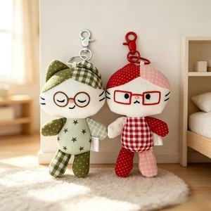 Porte-clés en peluche chat à carreaux gingham, motif animal en peluche avec lunettes, mini poupée, breloque de sac, cadeau, vente en gros, OEM personnalisé - Product Image 3